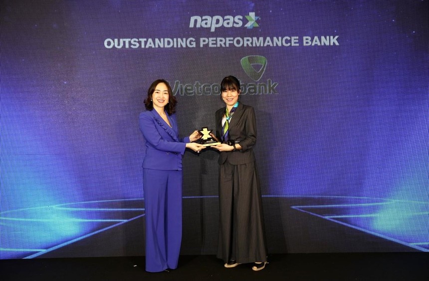 Bà Nguyễn Thị Kim Oanh – Phó Tổng Giám đốc Vietcombank nhận giải thưởng dành cho Link Vào Nhà Cái KL99 COM Tặng +199k tiêu biểu trong hoạt động thanh toán nội địa.