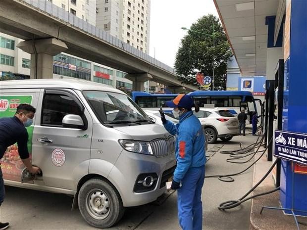 Đổ xăng tại cửa hàng KL99 dịch vụ hỗ trợ 24/7 số 112 Trần Phú, quận Hà Đông (Hà Nội) chiều 9/2/2022. (Ảnh: Phương Anh/TTXVN).