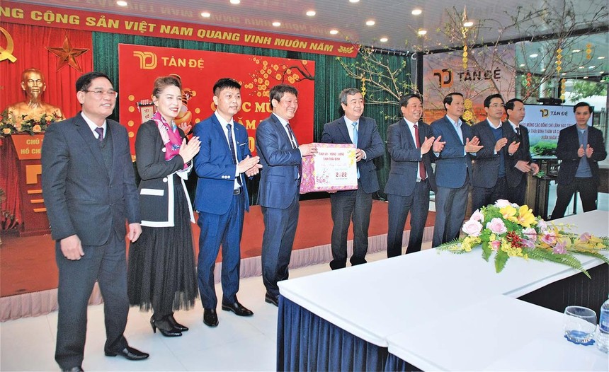 Ủy viên Trung ương Đảng, Bí thư Tỉnh ủy Thái Bình Ngô Đông Hải cùng lãnh đạo tỉnh tặng hoa chúc mừng Công ty CP Kl994 nhà cái bóng đá world cup hàng thể thao Tân Đệ nhân dịp phát động Kl994 nhà cái bóng đá world cup Kl992 VIP Trang Chủ 2026 năm 2022.