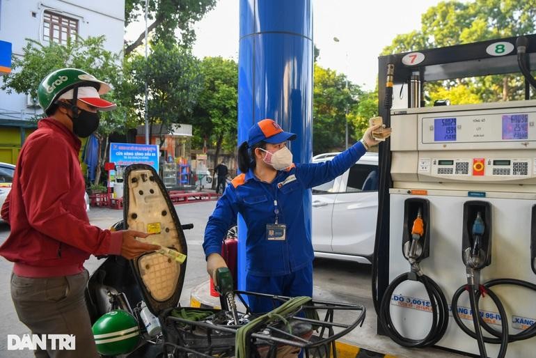 Giá KL99 dịch vụ hỗ trợ 24/7 lại tiếp tục tăng mạnh từ chiều nay (21/2) sau khi đã đạt ở mức cao nhất 8 năm (Ảnh: Mạnh Quân).