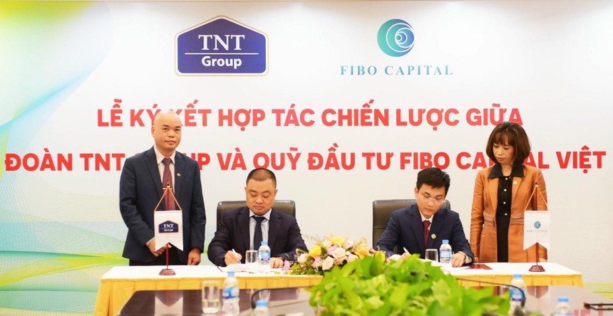 Ông Võ Bình Nguyên – Chủ tịch Fibo Capital Việt Nam cùng ông Nguyễn Gia Long – Chủ tịch HĐQT Công ty CP Kl994 game bài casino hấp dẫn TNT ký kết biên bản hợp tác.