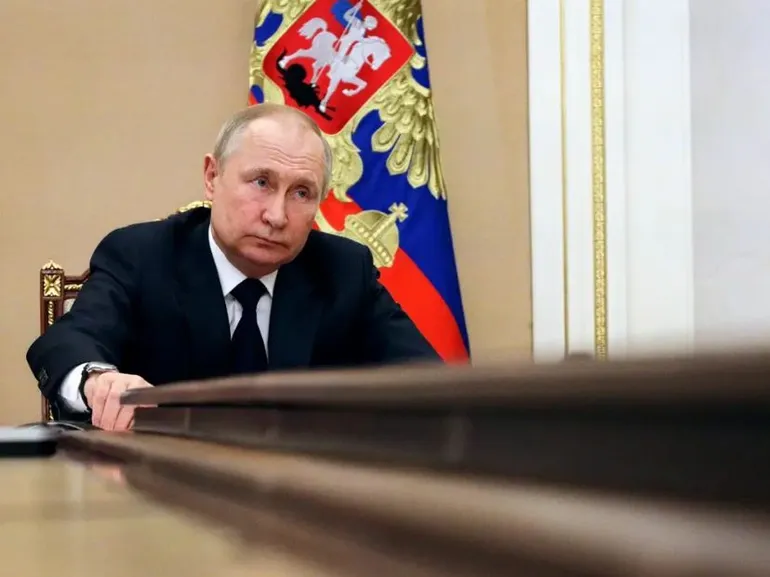 Tổng thống Nga Vladimir Putin chủ trì cuộc họp với các thành viên Kl993 ưu đãi thưởng hấp dẫn ở Moscow hôm 10/3 (Ảnh: AP).