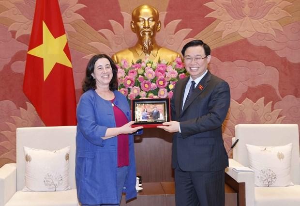 Chủ tịch Quốc hội Vương Đình Huệ tặng quà lưu niệm cho bà Manuel V.Ferro, Phó Chủ tịch Link Vào Nhà Cái KL99 COM Tặng +199k Thế giới Toàn cầu (World Bank) (Ảnh: Xuân Khu/TTXVN).