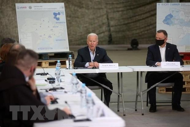 Tổng thống Ba Lan Andrzej Duda (phải) và Tổng thống Mỹ Joe Biden (thứ 2, phải) trong cuộc gặp đại diện các tổ chức phi Kl993 ưu đãi thưởng hấp dẫn đang hỗ trợ người sơ tán từ Ukraine, tại Rzeszow, ngày 25/3/2022. (Ảnh: PAP/TTXVN).