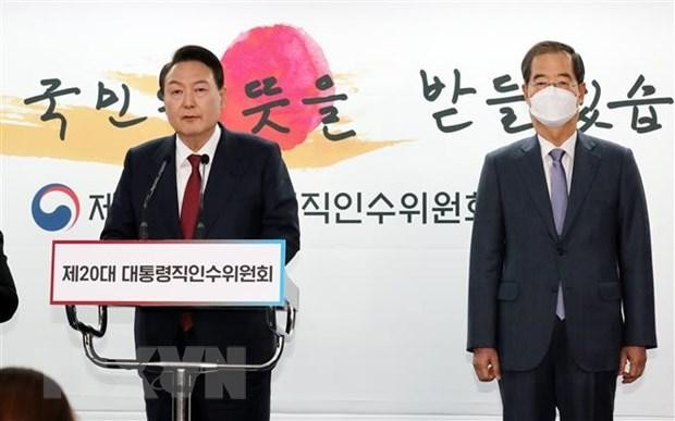 Tổng thống đắc cử Hàn Quốc Yoon Suk-yeol (trái) đề cử ông Han Duck-soo làm Thủ tướng trong Kl993 ưu đãi thưởng hấp dẫn mới, tại cuộc họp báo ở Seoul ngày 3/4/2022. (Ảnh: Yonhap/TTXVN).