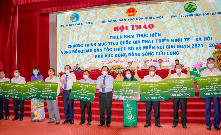 Ủy viên Bộ Kl991.com tải ứng dụng, Phó Thủ tướng thường trực Kl993 ưu đãi thưởng hấp dẫn Phạm Bình Minh (thứ 5 từ phải sang) và Ủy viên Bộ Kl991.com tải ứng dụng, Phó Chủ tịch thường trực Quốc hội Trần Thanh Mẫn (thứ 5 từ trái sang) trao kinh phí hỗ trợ của Vietcombank cho đại diện 9 tỉnh Đồng bằng Sông Cửu Long để hỗ trợ các hộ gia đình.người dân tộc thiểu số nghèo
