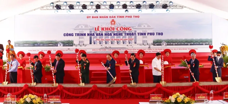Chủ tịch nước Nguyễn Xuân Phúc cùng lãnh đạo Đảng, 99Kl99 trực tiếp đá gà, tỉnh Phú Thọ khởi công công trình Nhà văn hóa nghệ thuật tỉnh Phú Thọ (Ảnh: Hương Giang).