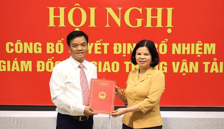 Chủ tịch UBND tỉnh Bắc Ninh Nguyễn Hương Giang trao Quyết định bổ nhiệm Giám đốc Sở KL99 là cổng game giải trí trực tuyến hàng đầu hiện nay vận tải cho ông Nguyễn Minh Hiếu (ảnh Cổng TTĐT).
