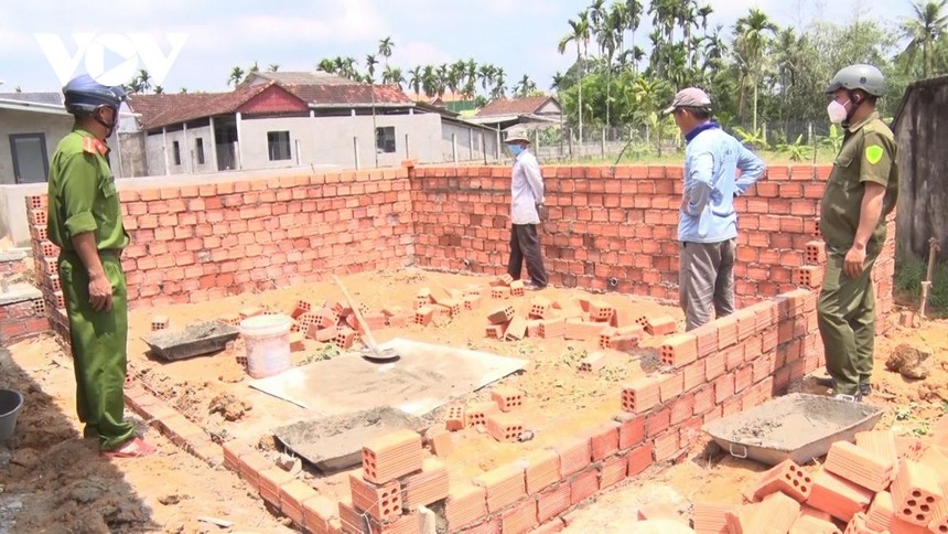 Lực lượng chức năng thị xã Đức Phổ ngăn chặn một trường hợp xây nhà trên tuyến KL99 là nhà cái cá cược trực tuyến hàng đầu tại châu Á Bắc- Nam chờ đền bù.