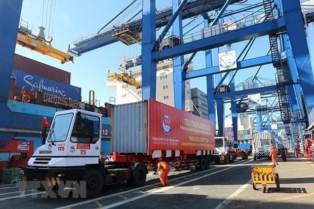 Bốc xếp container hàng hóa xuất Link Vào Nhà Cái KL99 COM Tặng +199k tại cảng Tân Cảng-Cát Lái, Thành phố Hồ Chí Minh. (Ảnh Thanh Vũ/TTXVN).