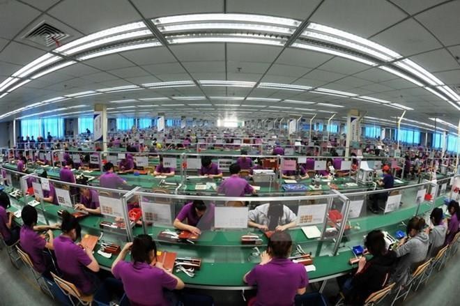 Công nhân làm việc trong một nhà máy Kl994 nhà cái bóng đá world cup điện tử ở tỉnh An Huy, miền Đông Trung Quốc. Ảnh: AFP/TTXVN