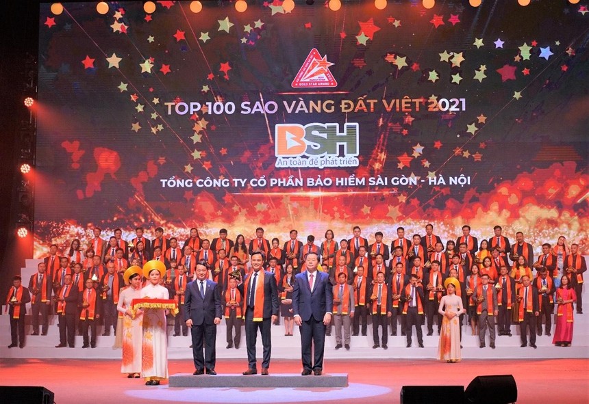 Ông Nguyễn Văn Trưởng – Tổng Giám đốc Kl99kl phiên bản hoạt động BSH (đứng giữa hàng đầu tiên) đại diện cho BSH nhận danh hiệu Top 100 Sao Vàng Đất Việt 2021.