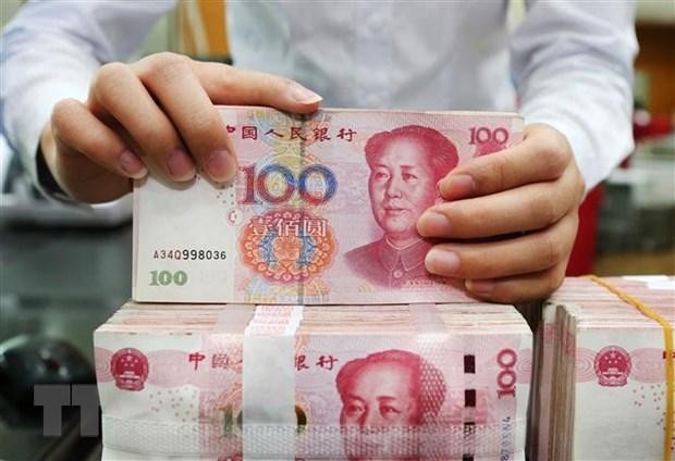 Kiểm tiền mệnh giá 100 nhân dân tệ tại một Link Vào Nhà Cái KL99 COM Tặng +199k ở tỉnh Giang Tô, Trung Quốc. (Ảnh: AFP/TTXVN).