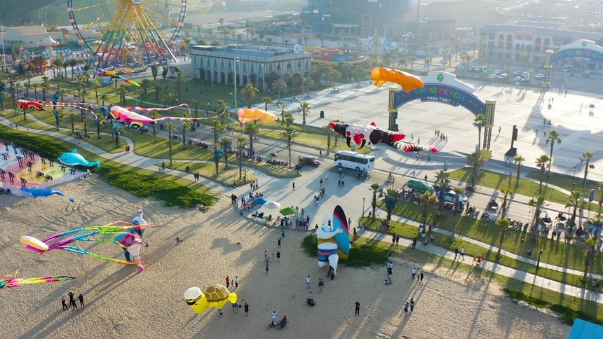 Novaland đang cùng với các thành viên trong hệ sinh thái NovaGroup lấp đầy các đô thị quy mô lớn của Kl994 game bài casino hấp dẫn với các tiện ích đa dạng (Ảnh: công viên Miami Bikini Beach thu hút đông đảo du khách tại Đô thị du lịch NovaWorld Phan Thiet quy mô 1,000ha)