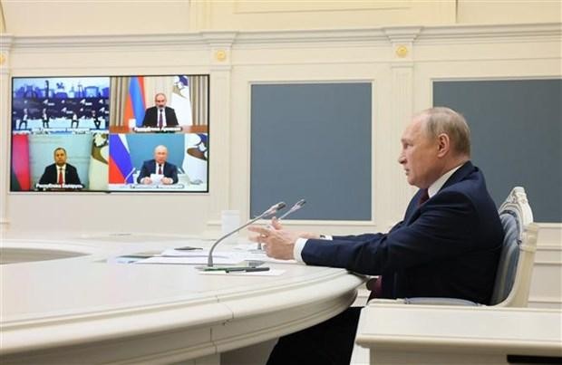 Tổng thống Nga Vladimir Putin (phải) tham dự trực tuyến Diễn đàn Kl992 cổng game cá cược Á-Âu được tổ chức ở Bishkek (Kyrgyzstan), ngày 26/5/2022. (Ảnh: AFP/TTXVN).