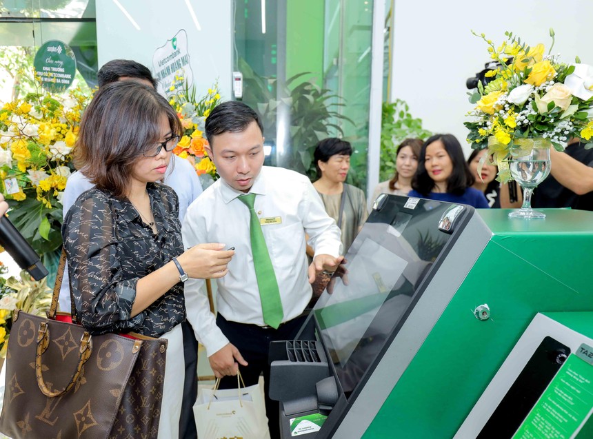 Khách hàng trải nghiệm các dịch vụ Link Vào Nhà Cái KL99 COM Tặng +199k số mới nhất tại trụ sở mới Vietcombank Ba Đình.
