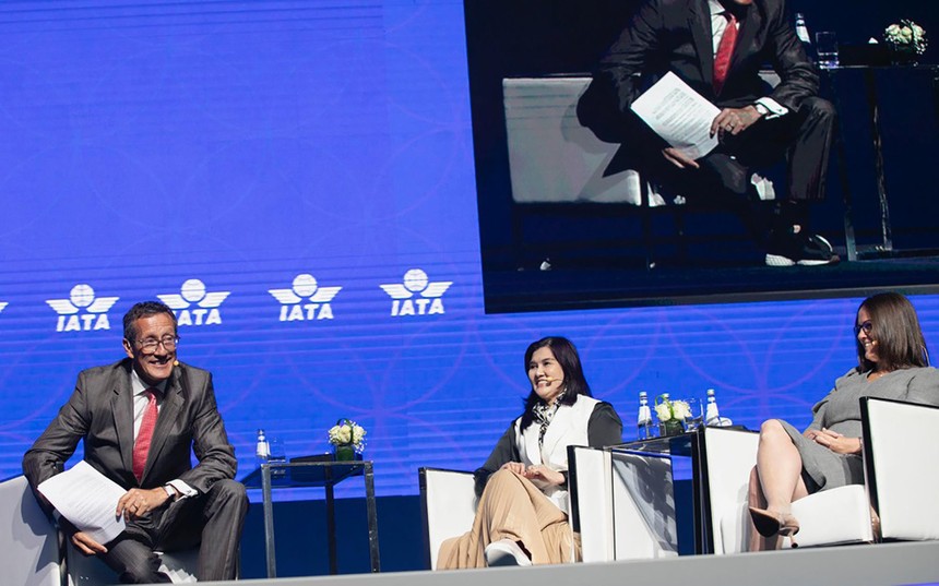 Bà Hồ Ngọc Yến Phương, CFO Vietjet (ngồi giữa) và bà Ursula Hurley, CFO Jet Blue tại tọa đàm giám đốc Kl991.com nạp rút nhanh (ảnh: N.T)