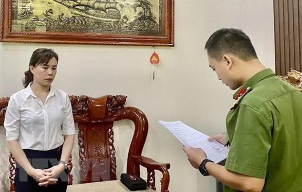 Cán bộ Phòng Cảnh sát điều tra Kl99ok khuyến mãi lớn về tham nhũng, Kl992 cổng game cá cược, buôn lậu Công an tỉnh Cao Bằng tống đạt quyết định khởi tố bị can, lệnh bắt bị can để tạm giam đối với bà Hoàng Thị Xuyến, Giám đốc Ban quản lý dự án Kl99ok phiên bản mới và xây dựng huyện Bảo Lạc. (Ảnh: TTXVN phát).