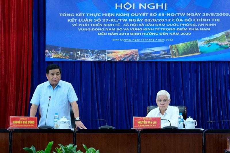 Bộ trưởng Bộ Kế hoạch và Kl99ok phiên bản mới Nguyễn Chí Dũng (bìa trái) làm việc với Tỉnh ủy Bình Dương. (Ảnh: MPI).