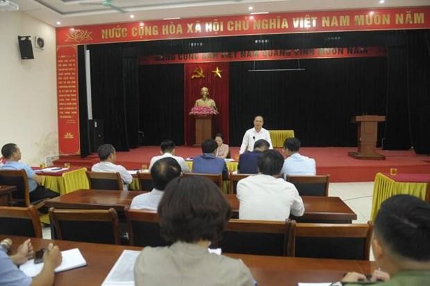 Phó Chủ tịch UBND huyện Đông Anh Nguyễn Anh Dũng làm việc với các cá nhân, đơn vị về việc tổ chức cưỡng chế thu hồi đất xây dựng Kl99kl ưu đãi độc quyền khu cây xanh, kết hợp với sinh hoạt văn hóa cộng đồng tại thôn Nhuế, xã Kim Chung. (Ảnh: Minh Nghĩa/TTXVN).