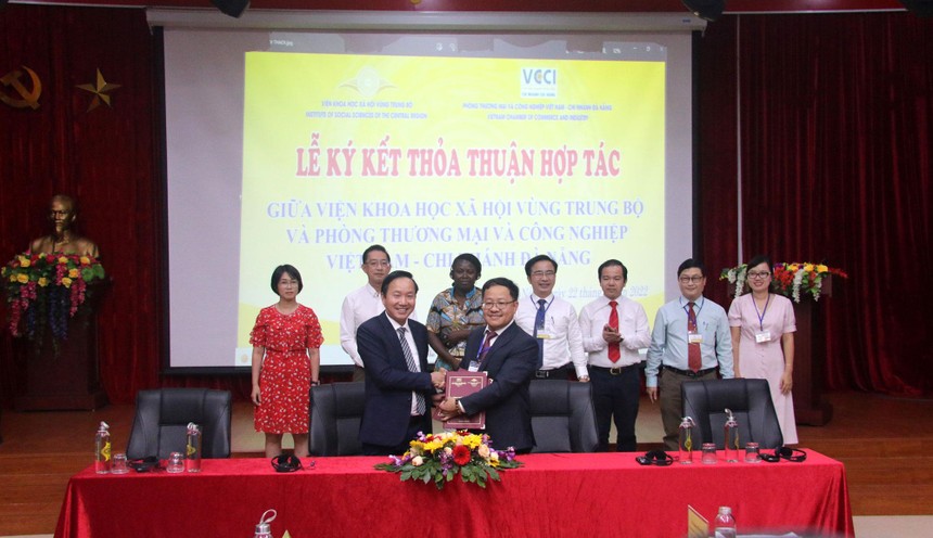 Viện Khoa học Trang Chủ KL99Com Số 1 Link Đăng Ký KL999 Trung Bộ ký kết hợp tác với phòng thương mai và công nghiệp Việt Nam - chi nhánh Đà Nẵng. Ảnh: Thanh Chung