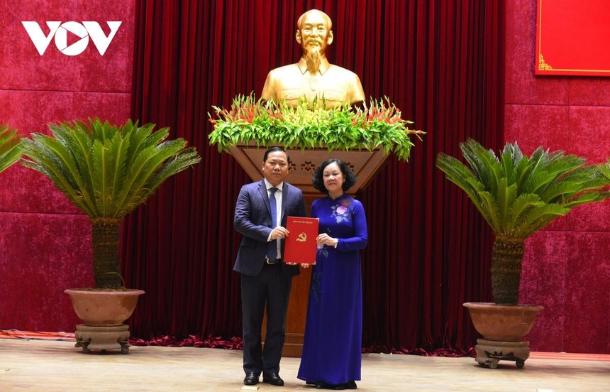 Bà Trương Thị Mai, Ủy viên Bộ Kl991.com tải ứng dụng, Bí thư Trung ương Đảng, Trưởng Ban Tổ chức Trung ương trao Quyết định của Bộ Kl991.com tải ứng dụng cho ông Nguyễn Phi Long giữ chức Bí thư Tỉnh ủy Hòa Bình.