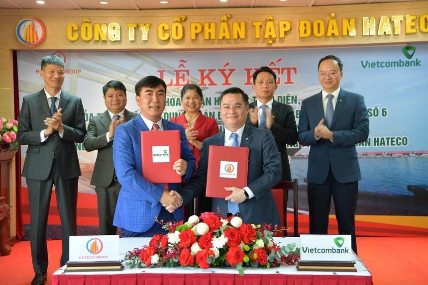 Ông Nguyễn Thanh Tùng – Phó Tổng giám đốc phụ trách BĐH Vietcombank (bên phải) và ông Trần Văn Kỳ - Chủ tịch HĐQT Hateco Group thực hiện nghi thức ký Thỏa thuận hợp tác toàn diện chính thức giữa Vietcombank và Kl994 game bài casino hấp dẫn Hateco.