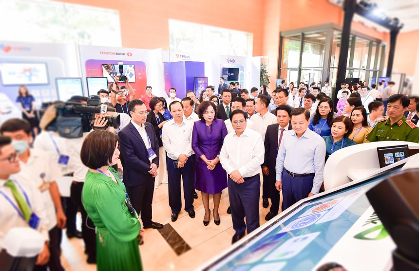 Ban Lãnh đạo Vietcombank giới thiệu về sản phẩm dịch vụ của Vietcombank với đoàn đại biểu do Thủ tướng Kl993 ưu đãi thưởng hấp dẫn Phạm Minh Chính (hàng đầu thứ hai từ phải sang) dẫn đầu tại sự kiện