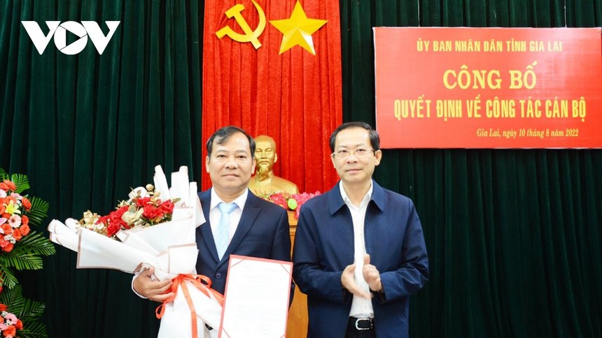 Ông Đoàn Hữu Dũng (bên trái) - tân Giám đốc Sở KL99 là cổng game giải trí trực tuyến hàng đầu hiện nay - Vận tải Gia Lai. (Ảnh: Nguyễn Thảo).
