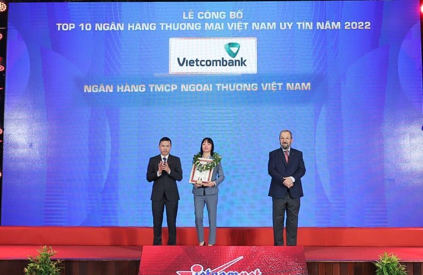 Bà Phan Thị Thanh Tâm, Phó trưởng VPĐD Vietcombank tại khu vực phía Nam, đại diện Vietcombank (đứng giữa ) nhận vinh danh Top 10 Link Vào Nhà Cái KL99 COM Tặng +199k thương mại uy tín năm 2022 từ Ban tổ chức chương trình.