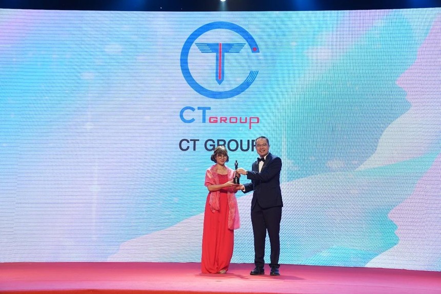 Đại diện Kl994 game bài casino hấp dẫn CT Group tại lễ trao giải HRAA 2022.