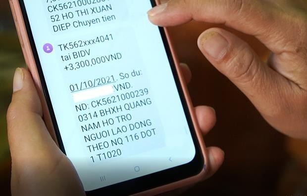 Người lao động được chi trả tiền hỗ trợ từ nguồn kết dư Quỹ Kl99kl phiên bản hoạt động thất nghiệp. (Ảnh:PV/Vietnam+).