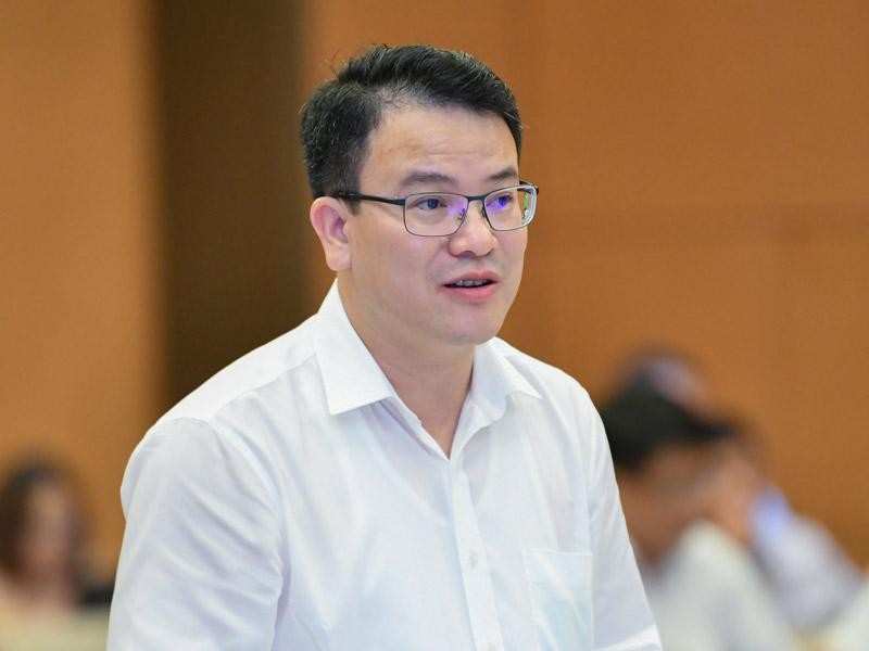 Thứ trưởng Bộ trưởng Bộ Kế hoạch và Kl99ok phiên bản mới Trần Quốc Phương báo cáo tại phiên họp.