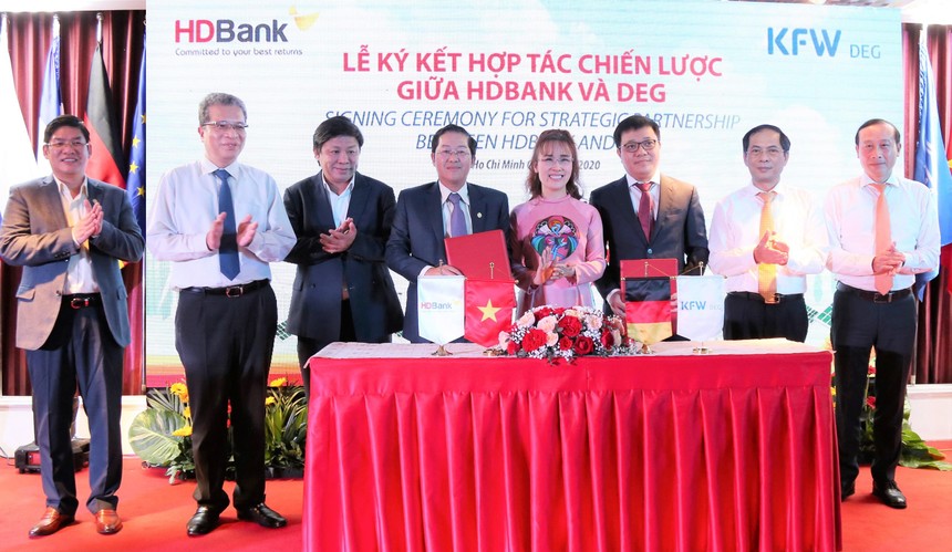 HDB ký kết hợp đồng phát hành Kl99kl Hoàn Trả Vô Tận chuyển đổi và hợp tác chiến lược với DEG vào năm 2020.