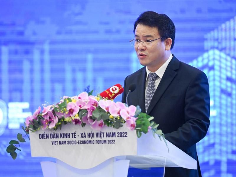 Thứ trưởng Bộ Kế hoạch và Kl99ok phiên bản mới Trần Quốc Phương trình bày tham luận.