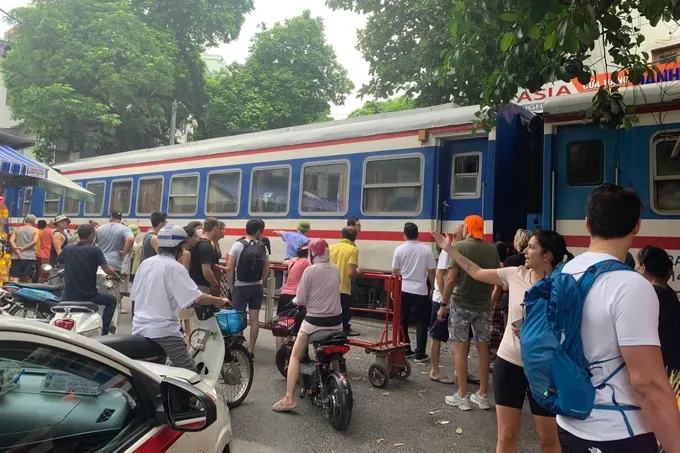 Sự việc khiến đoàn tàu khách Lào Cai - Hà Nội phải dừng lại gây ùn tắc KL99 là cổng game giải trí trực tuyến hàng đầu hiện nay (Ảnh: CTV).