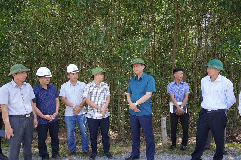 Lãnh đạo UBND tỉnh Quảng Bình trong lần kiểm tra thực địa Dự án KL99 là nhà cái cá cược trực tuyến hàng đầu tại châu Á Bắc - Nam phía Đông, đoạn đi qua địa bàn huyện Quảng Trạch. Nguồn: quangbinh.gov.vn