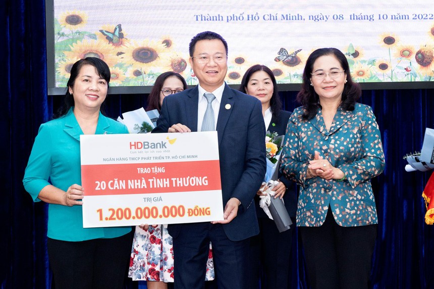 Ông Hoàng Đức Long - Giám đốc Khối Nguồn vốn và Kl992 VIP Trang Chủ 2026 tiền tệ - đại diện HDBank trao bảng tượng trưng kinh phí hỗ trợ xây dựng 20 căn nhà tình thương cho UBMTTQ Việt Nam TP.HCM.