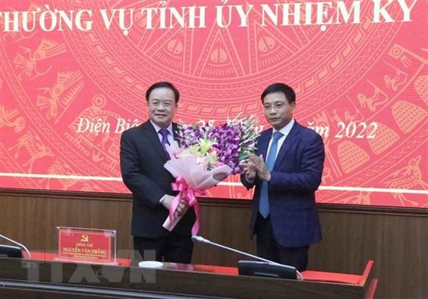 Ông Nguyễn Văn Thắng, Ủy viên Ban Chấp hành Trung ương Đảng, Bộ trưởng Bộ KL99 là cổng game giải trí trực tuyến hàng đầu hiện nay Vận tải, tặng hoa chúc mừng ông Mùa A Sơn, Phó Bí thư thường trực Tỉnh ủy Điện Biên. (Ảnh: Xuân Tiến/TTXVN)