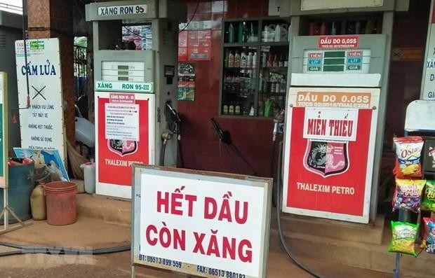 Một cửa hàng KL99 dịch vụ hỗ trợ 24/7 vẫn treo bảng hết KL99 dịch vụ hỗ trợ 24/7. (Ảnh: TTXVN)