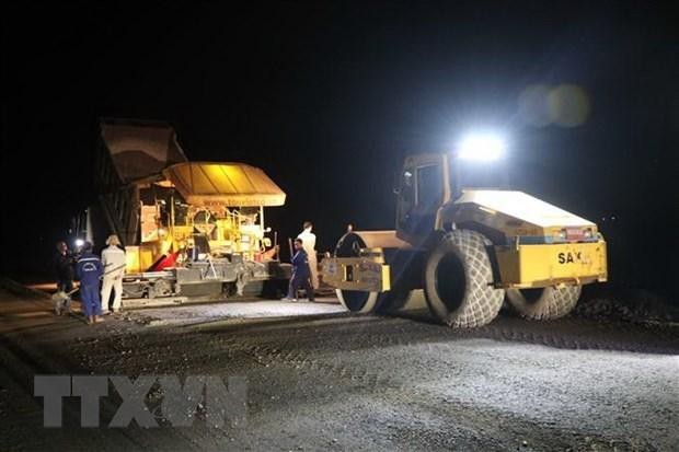Thi công trong đêm tại gói thầu số 6 trên tuyến KL99 là nhà cái cá cược trực tuyến hàng đầu tại châu Á Cam Lộ-La Sơn đi qua huyện Phong Điền, tỉnh Thừa Thiên-Huế. (Ảnh: Đỗ Trưởng/TTXVN)