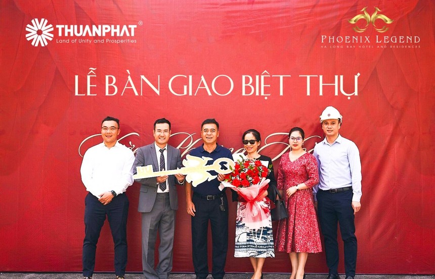 Đại diện Chủ Kl99ok phiên bản mới Thuận Phát trao chìa khóa, hoa và quà cho chủ sở hữu biệt thự.