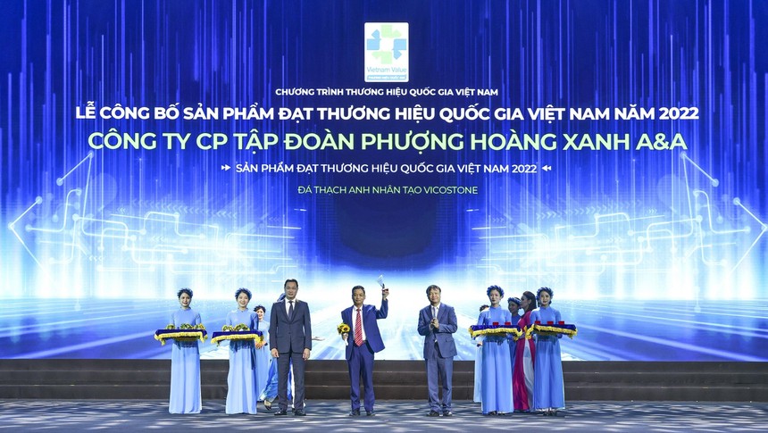 Ông Lưu Công An PTGĐ Kl994 game bài casino hấp dẫn Phenikaa, đại diện nhận biểu trưng Thương hiệu quốc gia 2022.