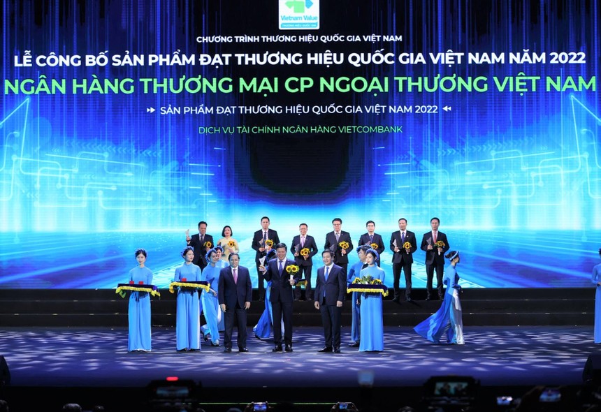 Thủ tướng Kl993 ưu đãi thưởng hấp dẫn Phạm Minh Chính (hàng đầu thứ 3 từ trái sang) trao Biểu trưng và đ/c Nguyễn Hồng Diên - Bộ trưởng Bộ Công thương, Chủ tịch Hội đồng Thương hiệu quốc gia Việt Nam (hàng đầu thứ 2 từ phải sang) tặng hoa cho đ/c Phạm Mạnh Thắng - Phó Tổng Giám đốc Vietcombank.