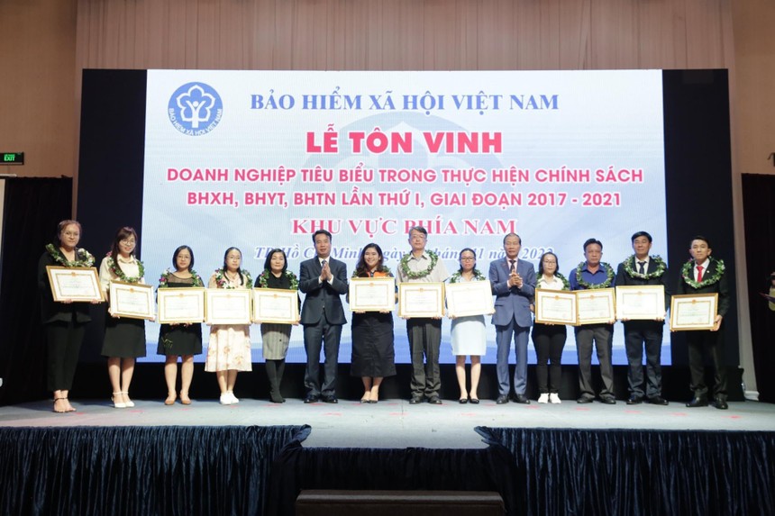 Lãnh đạo BHXH Việt Nam và lãnh đạo VCCI tặng bằng khen cho các Kl991.com World Cup 2026 Chính Thức tiêu biểu trong thực hiện chính sách BHXH khu vực phía Nam.