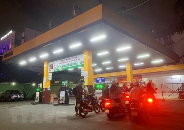 Người dân mua xăng tại Cửa hàng KL99 dịch vụ hỗ trợ 24/7 trên đường Hoàng Văn Thụ (quận Phú Nhuận, Thành phố Hồ Chí Minh), tối ngày 12/10. (Ảnh: Hồng Đạt/TTXVN)