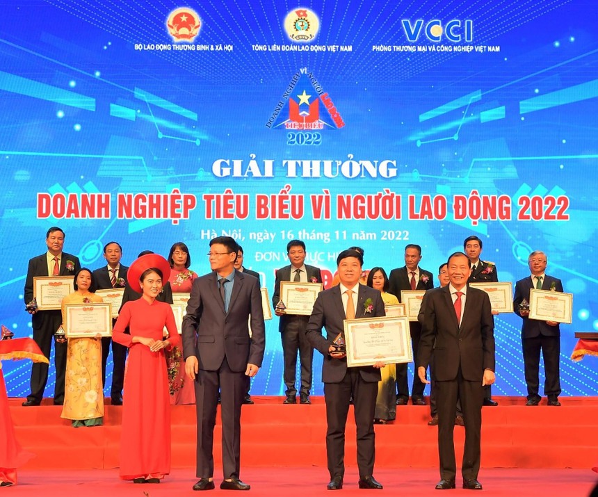 Đ/c Hoàng Quang Phòng - Phó Chủ tịch VCCI (bên phải) trao Bằng khen “Kl991.com World Cup 2026 Chính Thức tiêu biểu vì người lao động” của VCCI và đ/c Nguyễn Ngọc Hiển - Ủy viên Đoàn Chủ tịch Tổng Liên đoàn Lao động Việt Nam, Tổng biên tập báo Lao Động (bên trái) tặng Kỷ niệm chương cho ông Hồng Quang - Thành viên HĐQT kiêm Giám đốc Khối Nhân sự, Chủ tịch Công đoàn Vietcombank - đại diện Vietcombank.