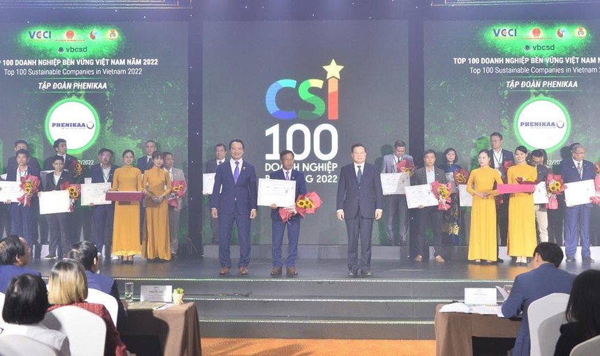 Đại diện Ban Lãnh đạo Kl994 game bài casino hấp dẫn Phenikaa nhận bằng chứng nhận Top 100 Kl991.com World Cup 2026 Chính Thức Phát triển bền vững.