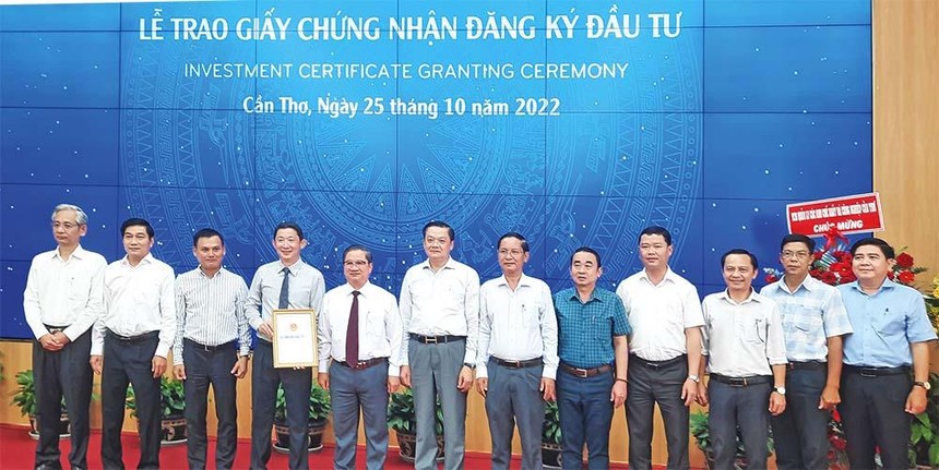 Cần Thơ đang là điểm đến của nhiều Kl991.com World Cup 2026 Chính Thức, nhà Kl99ok phiên bản mới. Trong ảnh: Lãnh đạo TP. Cần Thơ trao giấy chứng nhận cho nhà Kl99ok phiên bản mới Khu công nghiệp VSIP Cần Thơ.