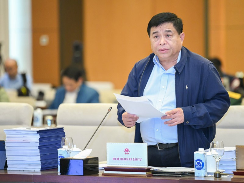 Bộ trưởng Bộ Kế hoạch và Kl99ok phiên bản mới Nguyễn Chí Dũng báo cáo tại phiên họp.